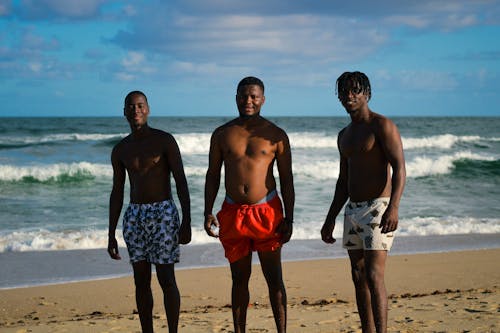 Foto profissional grátis de amigos, areia, de pé