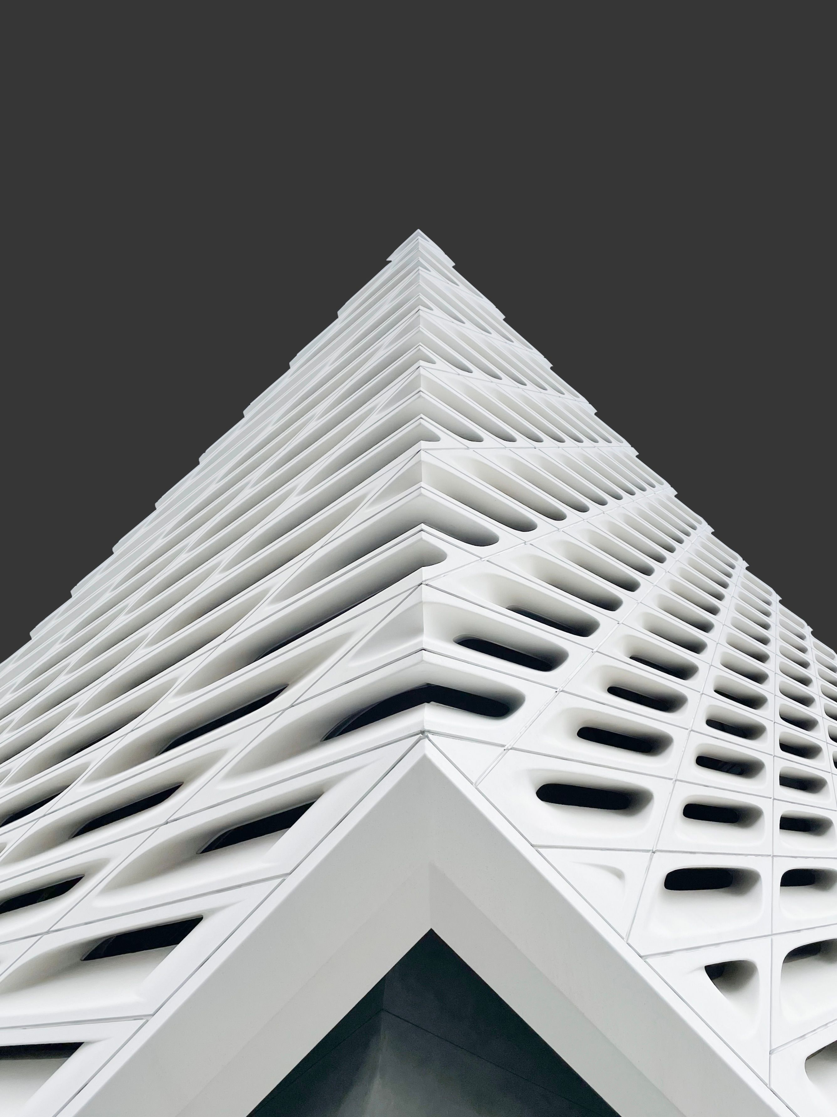 A white building with a geometric design · Free Stock Photo