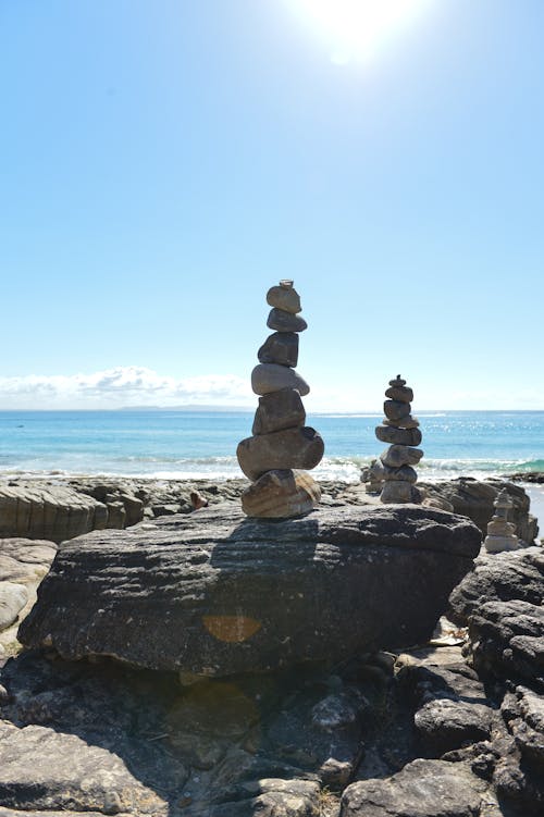 Foto profissional grátis de à beira-mar, balanceamento de pedra, empilhamento