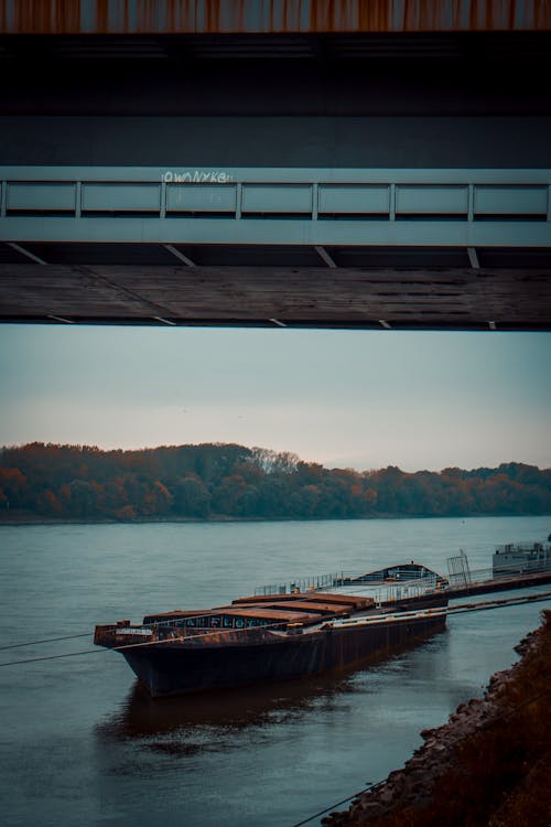 Photos gratuites de à quai, automne, bateau