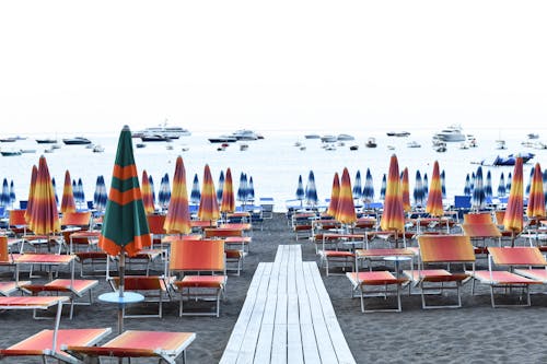 Darmowe zdjęcie z galerii z morze, parasole, plaża