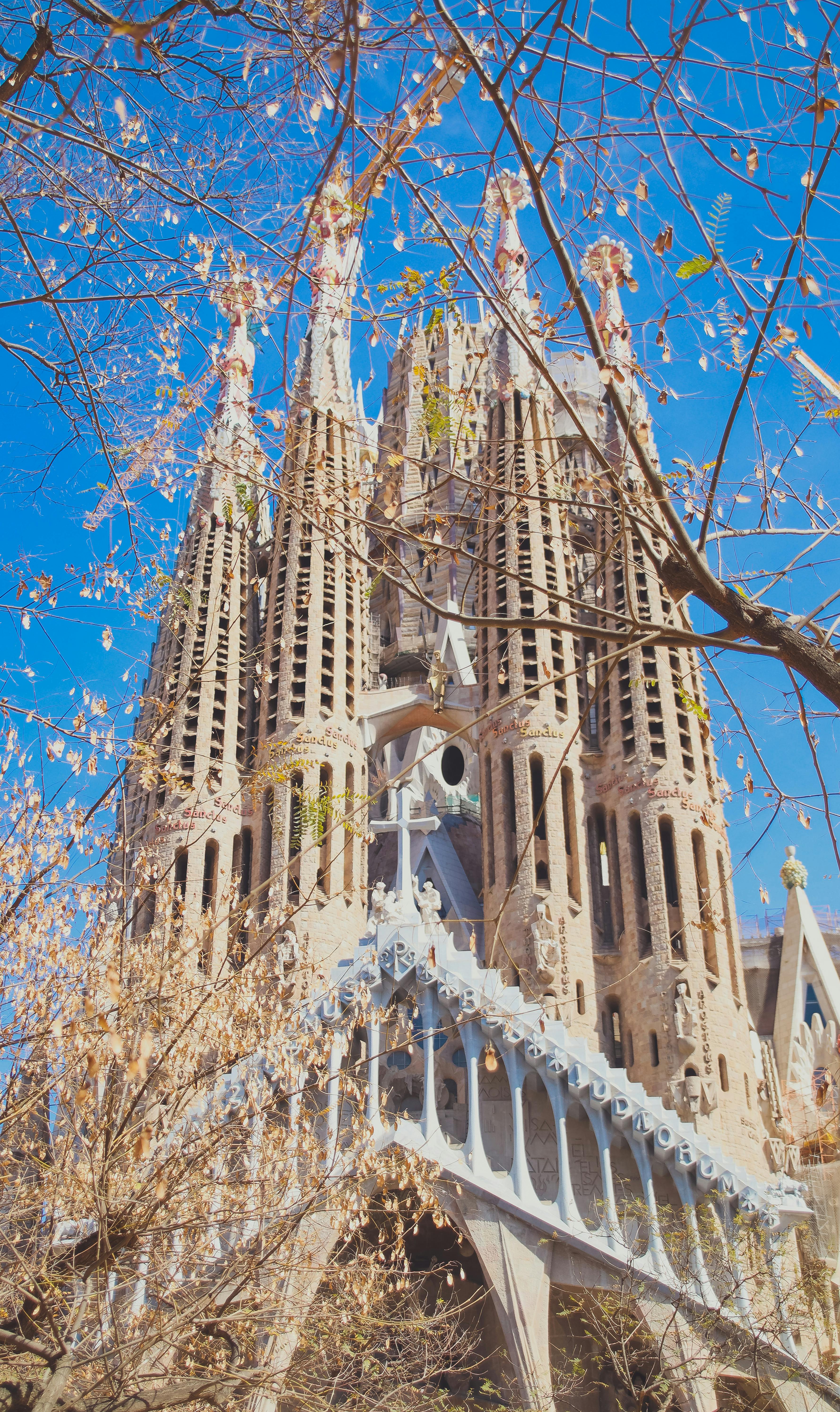 Bazilica Sagrada Família din Barcelona cu turnurile sale iconice sub cerul albastru senin