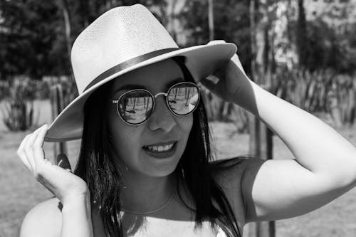 Fotos de stock gratuitas de blanco y negro, fotografía de moda, Gafas de sol