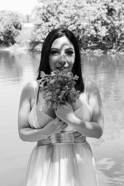 Immagine gratuita di bianco e nero, donna, fiori