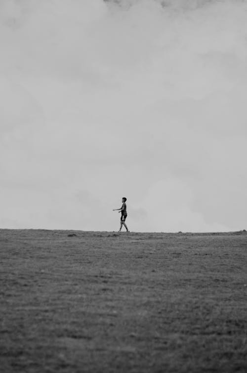 Foto profissional grátis de adolescente, andando, campina