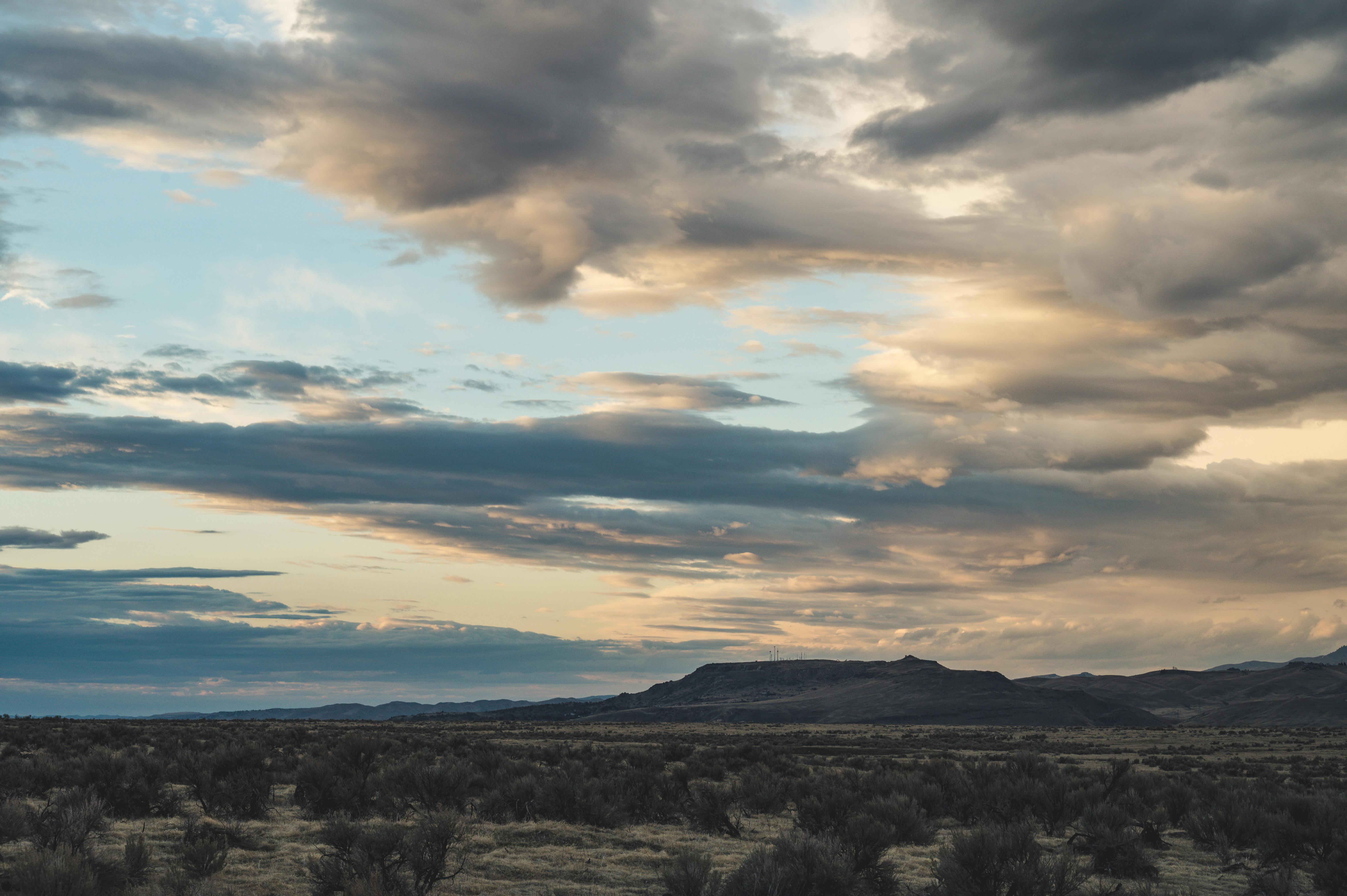 日落时分，沙漠景观与戏剧性的云层交相辉映，景色迷人