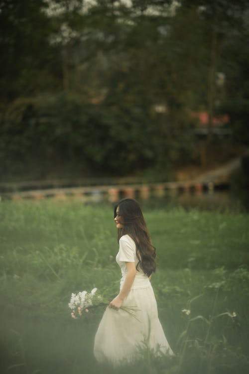 Foto stok gratis berambut cokelat, bunga-bunga, gaun putih