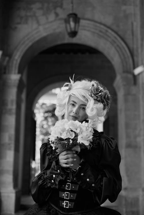 Immagine gratuita di bianco e nero, bouquet, donna