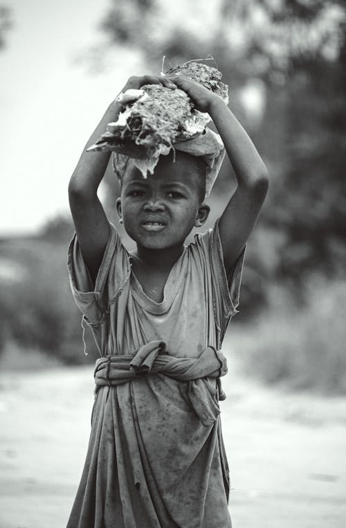 アフリカの子供, ドレス, ホールディングの無料の写真素材