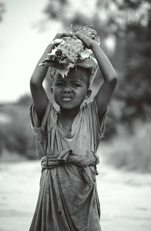 Darmowe zdjęcie z galerii z afrykańskie dziecko, chłopak, czarno-biały