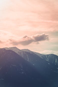 日落时分，宁静的山景捕捉到了柔和的色调与宁静的气氛