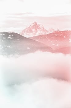 灰蒙蒙的雾笼罩着戏剧性的山峰，捕捉着大自然宁静的美丽和空灵的气氛