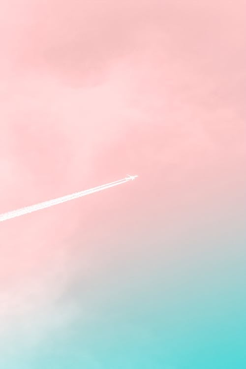бесплатная Фотография самолета с дымовым следом Стоковое фото