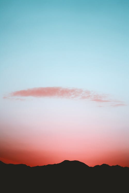 бесплатная Аэрофотосъемка силуэта горного хребта Стоковое фото