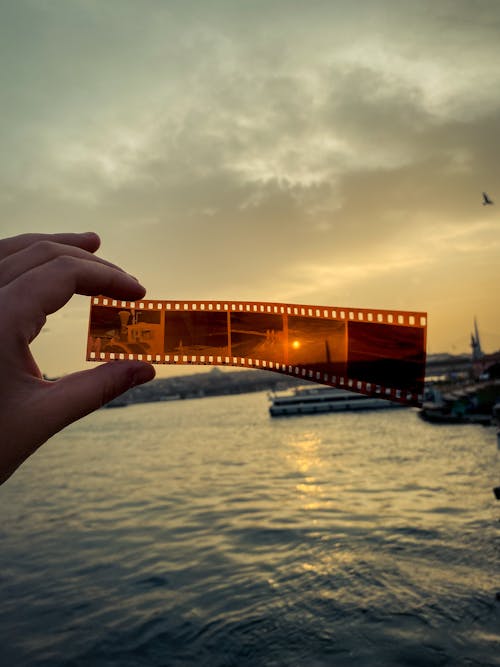 Ilmainen kuvapankkikuva tunnisteilla auringonlasku, kädet ihmisen kädet, kameran elokuva