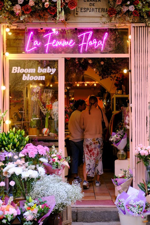 A pink flower shop with a sign that says le florist