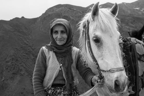 Darmowe zdjęcie z galerii z czarno-biały, góry, kobieta