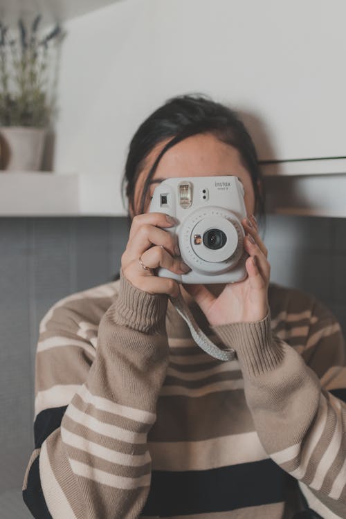 Mujer Tomando Fotografías Con Cámara Instantánea