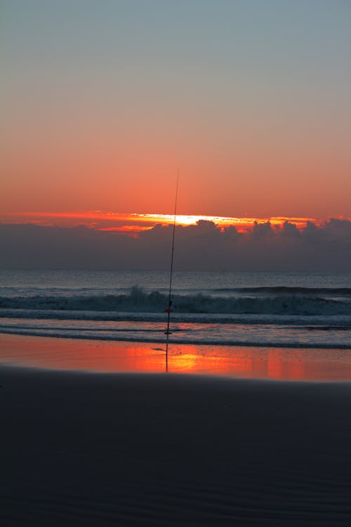 Бесплатное стоковое фото с вертикальный выстрел, закат, море