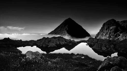 Ingyenes stockfotó dombok, fekete-fehér, felhő témában