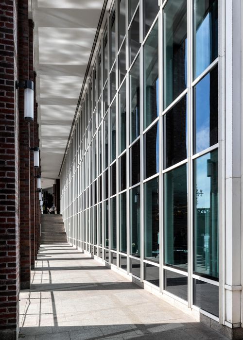 Free Contemporary glass facade showcasing urban architecture in Hamburg, Germany. Stock Photo