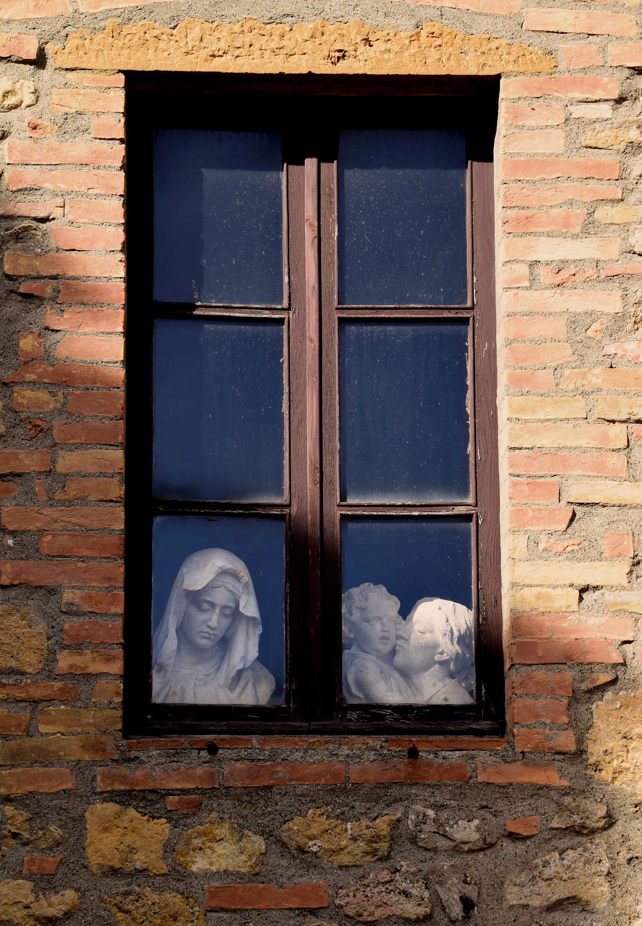 Sculptures in Window · Free Stock Photo