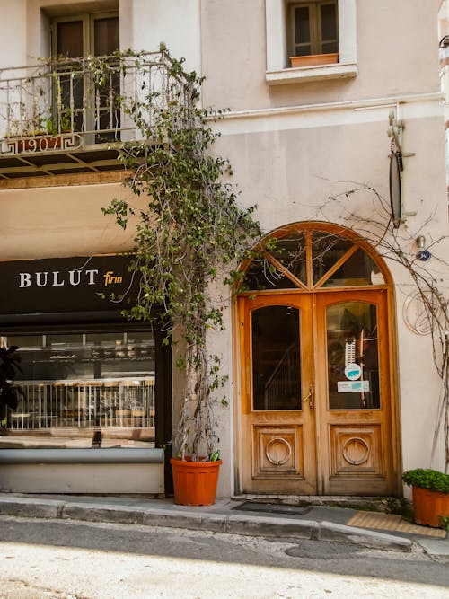 A building with a sign that says bulit