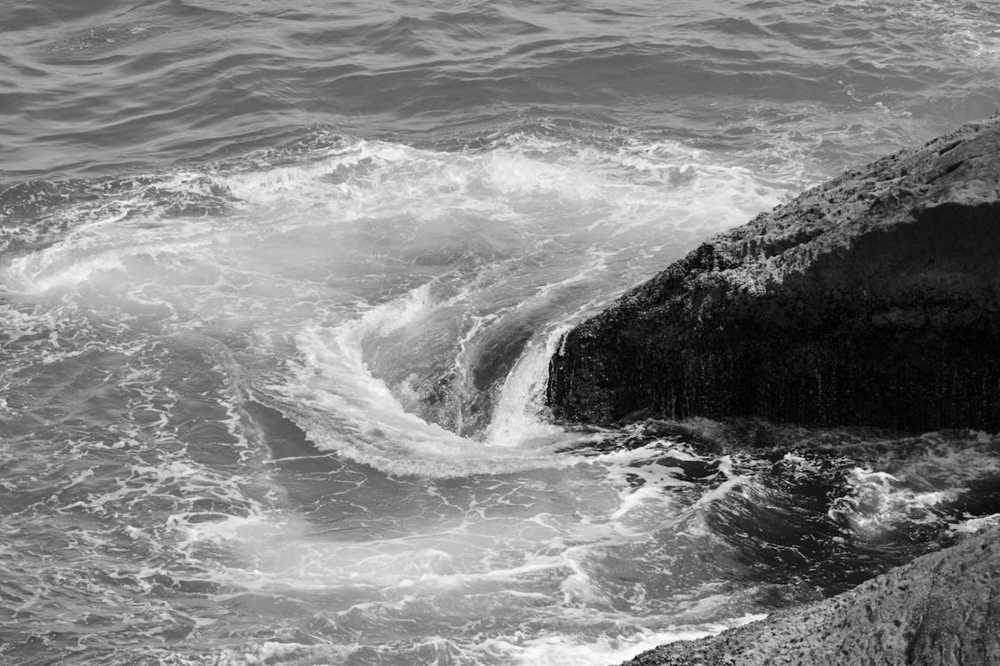 Gratis lagerfoto af bølger, gråtoneskala, hav