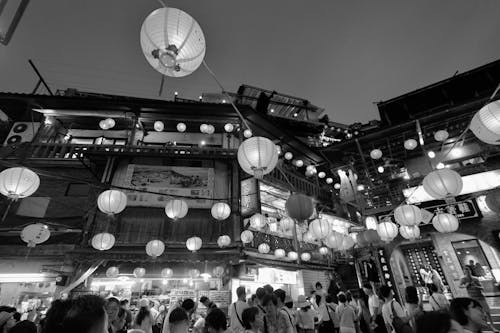 Fotos de stock gratuitas de anochecer, blanco y negro, ciudad