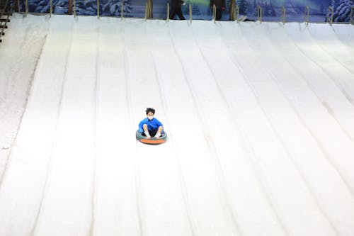 erkek çocuk, kar, kara tahta içeren Ücretsiz stok fotoğraf