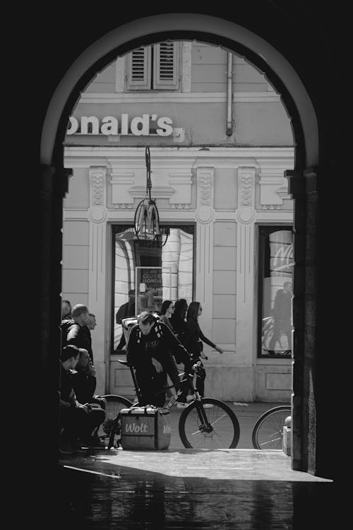 Foto profissional grátis de arcada, arcadas, bicicletas