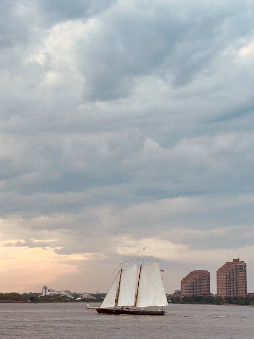 Fotos de stock gratuitas de anochecer, barco, cielo