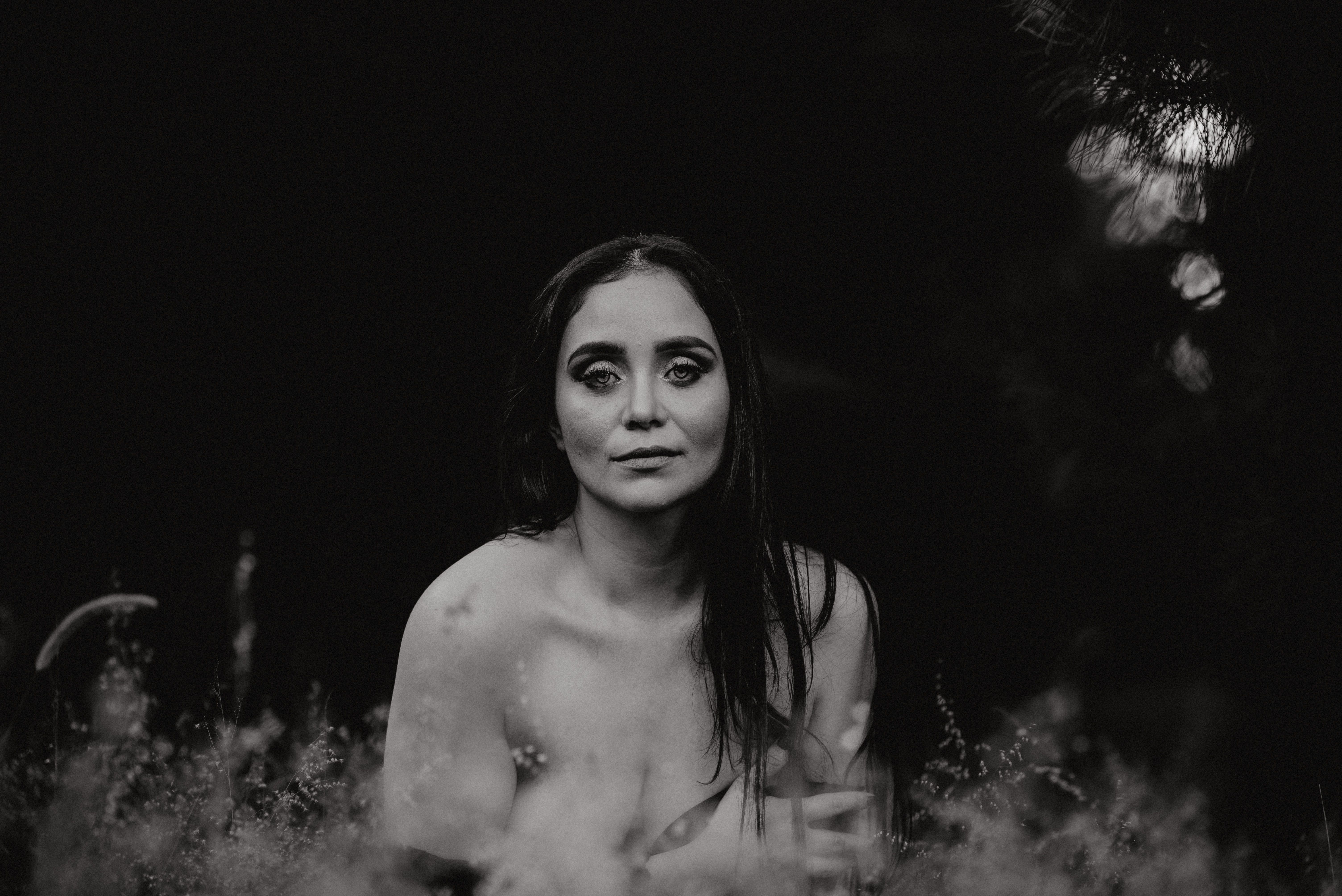 A captivating black and white portrait of a woman in an outdoor meadow setting in Guanajuato, Mexico.