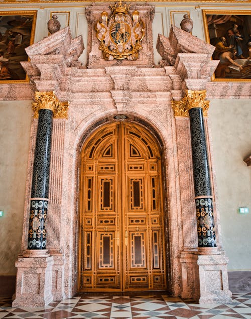 Безкоштовне стокове фото на тему «архітектура бароко, вертикальні постріл, двері»