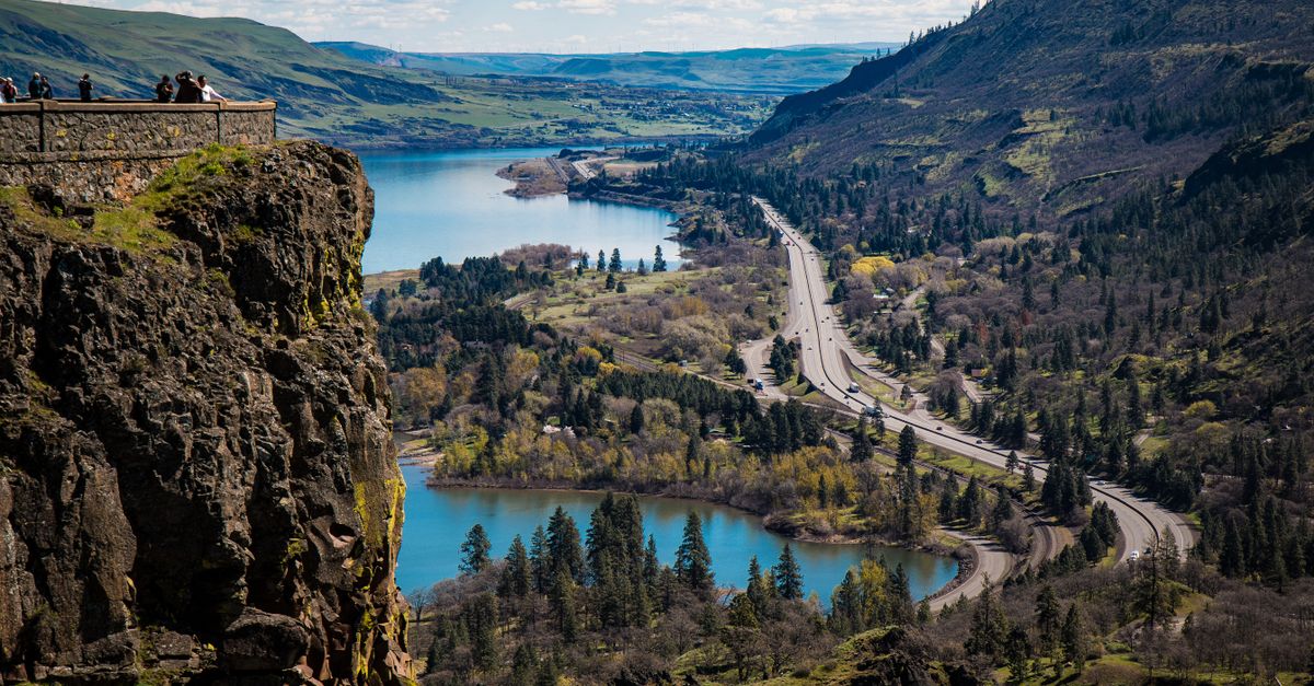 Breathtaking vista of Rowena Crest at Columbia River Gorge with lush valleys and winding roads.