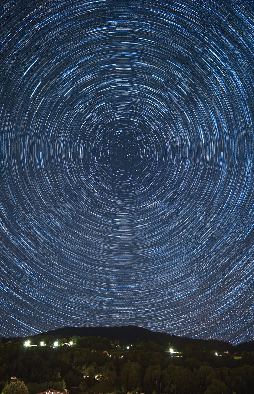 Kosmisches Berge & Himmel – Atemberaubende Weltraum-Wallpaper