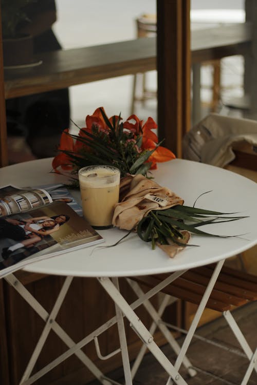 Kostenloses Stock Foto zu blumen, blumenstrauß, kaffee