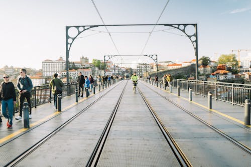 Kostenloses Stock Foto zu elektroroller, fußgänger, gebäude