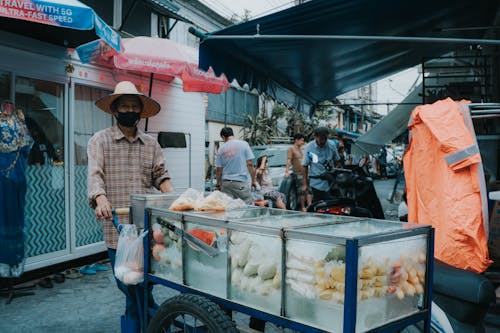 남자, 도시의, 마스크의 무료 스톡 사진