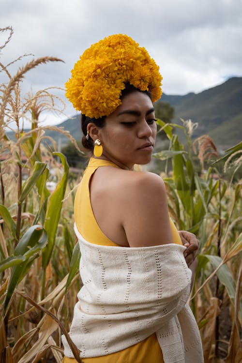 Základová fotografie zdarma na téma brunetka, hřiště, květiny