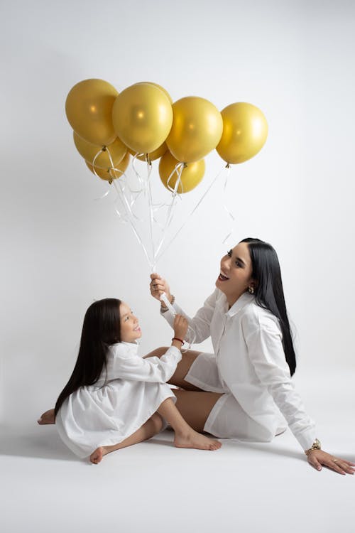 Gratis arkivbilde med ballonger, barbeint, datter