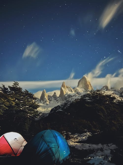 çadırlar, dağlar, dikey atış içeren Ücretsiz stok fotoğraf