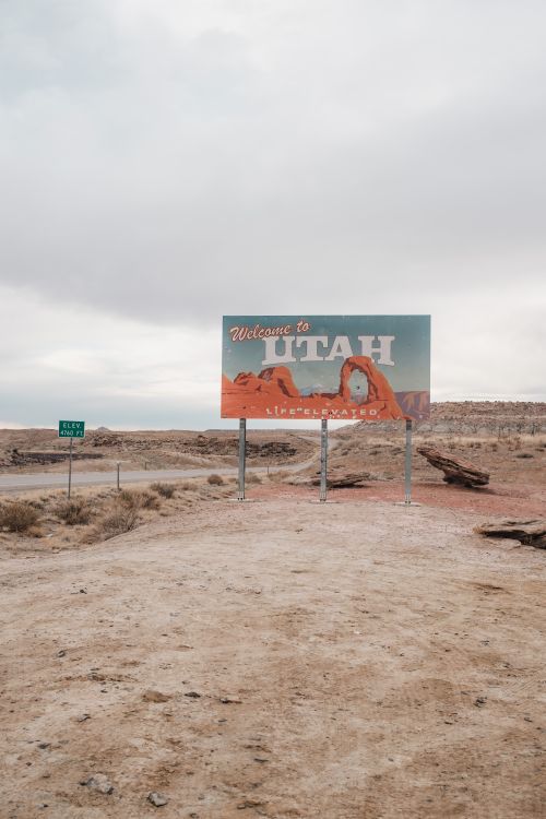 Free A scenic welcome sign in Utah's barren desert, highlighting travel and adventure. Stock Photo