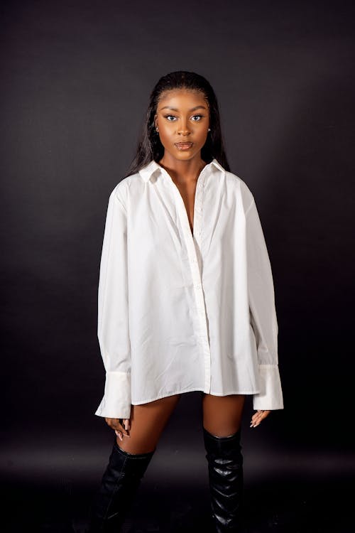 Fotos de stock gratuitas de Camisa blanca, fondo negro, fotografía de moda