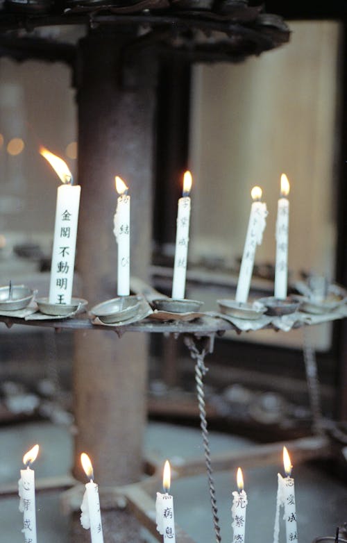 Fotos de stock gratuitas de adentro, bendición, candelabro