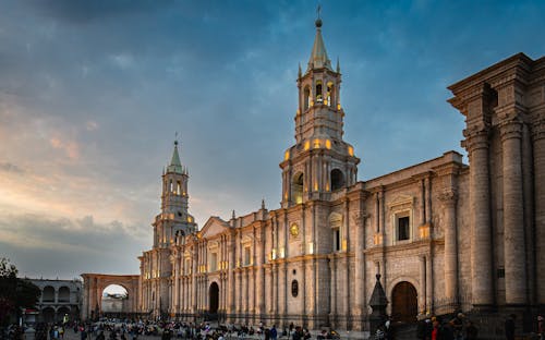 Ilmainen kuvapankkikuva tunnisteilla arequipa, arequipan basilikan katedraali, julkinen aukio