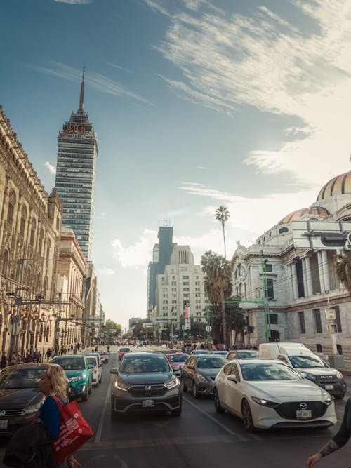 Бесплатное стоковое фото с torre latinoamericana, автомобили, вертикальный выстрел