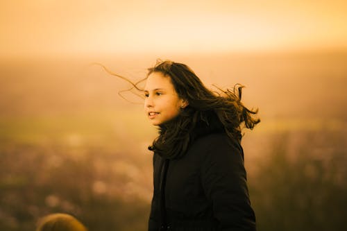 Immagine gratuita di adolescente, capelli fluenti, cappotto