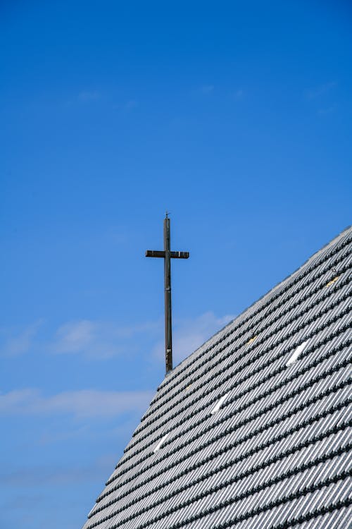 Gratis arkivbilde med blå himmel, kirke, kors