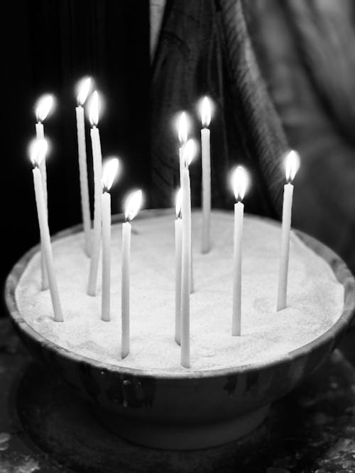 Immagine gratuita di bianco e nero, candele, ciotola